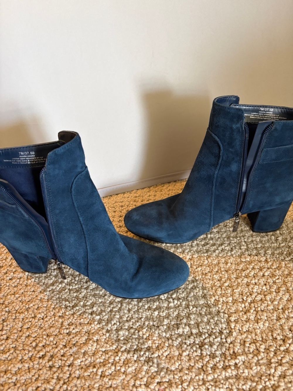 Karl Lagerfeld ankle boot 7 blue suede 37
Chunky heel EUC silver hardware - Picture 6 of 7